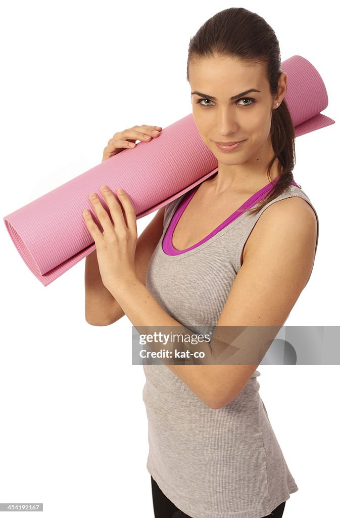 Donna con un tappetino da yoga