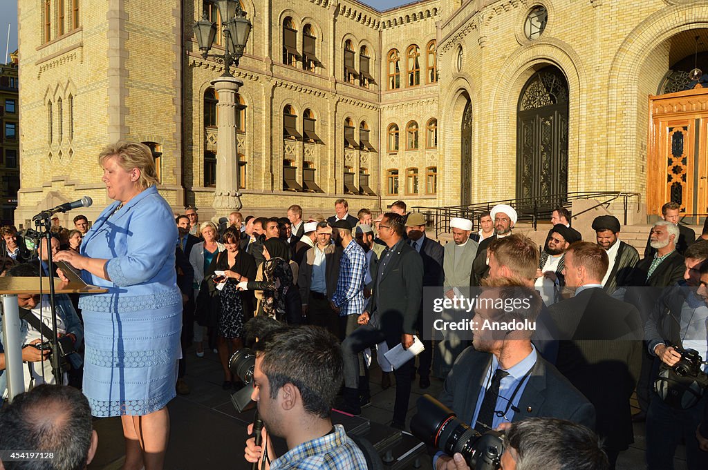Norwegian PM speaks during the IS protest