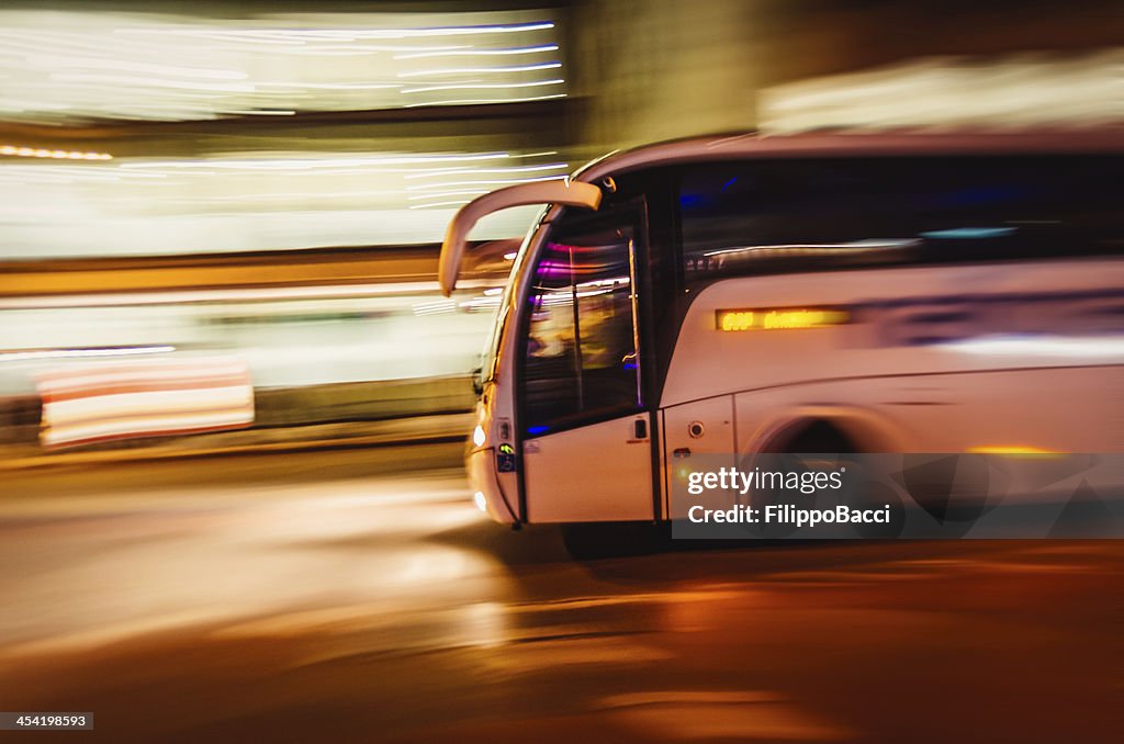 Große Reisegruppe Bus reisen schnell In die Stadt