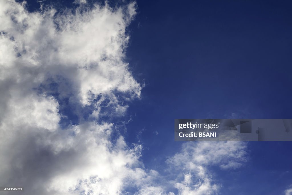 Céu azul com nuvens em nice dia soalheiro