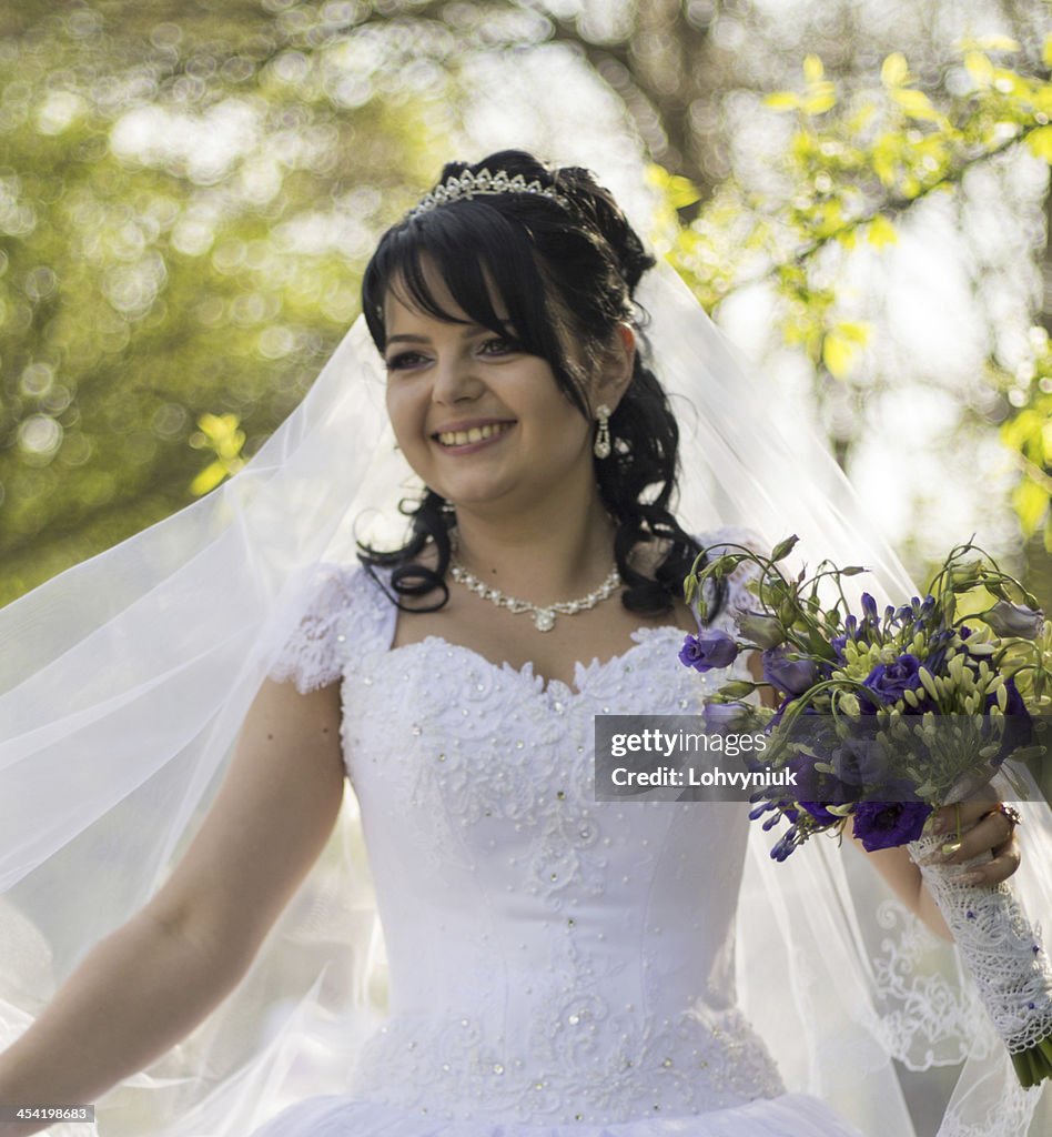 Beautiful bride posing in her wedding day