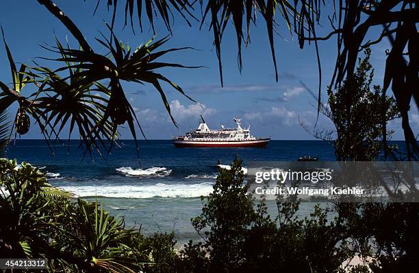 Pitcairn Island Group, Henderson Island, Ms Explorer.