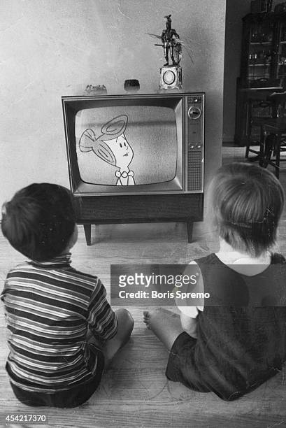 1970s lifestyle. Children watching the Flintstones. Photo taken by Boris Spremo/Toronto Star July 11, 1972.