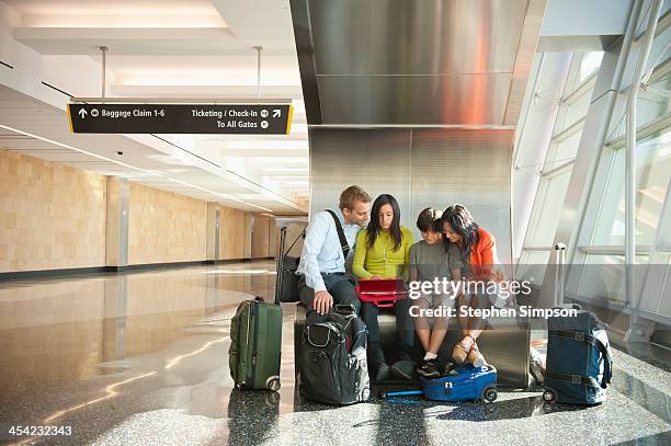 family at airport using technology - airport sitting family stock pictures, royalty-free photos & images