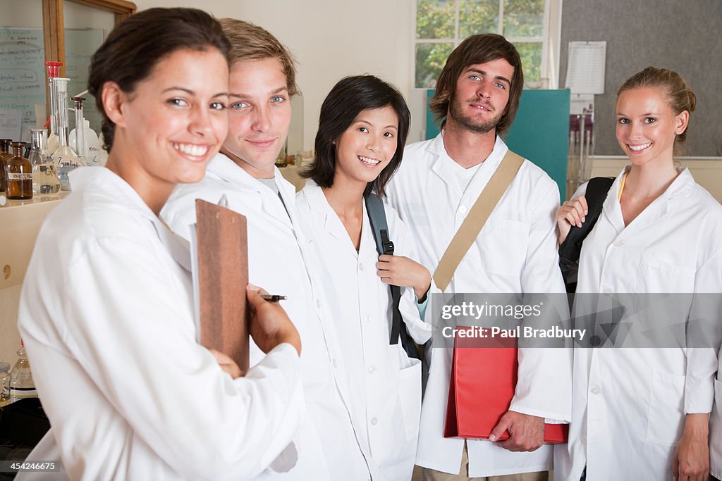Un gruppo di persone in un laboratorio