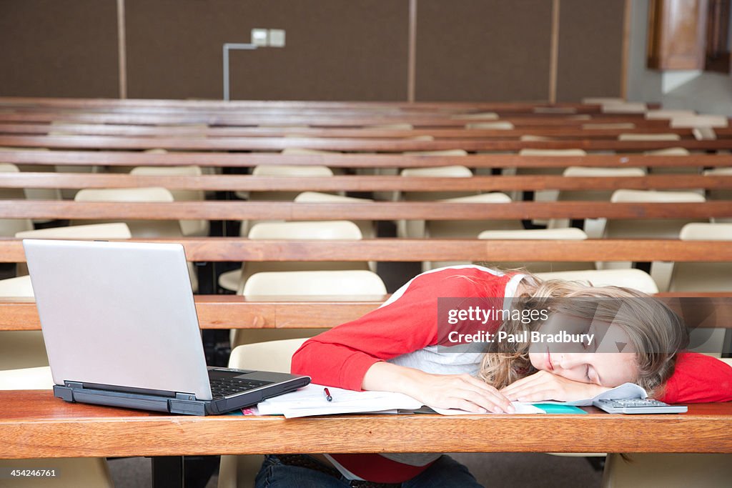Una giovane femmina studente dormire in una classe