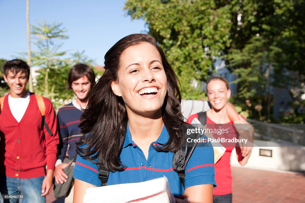 Alunos a caminhar no campus
