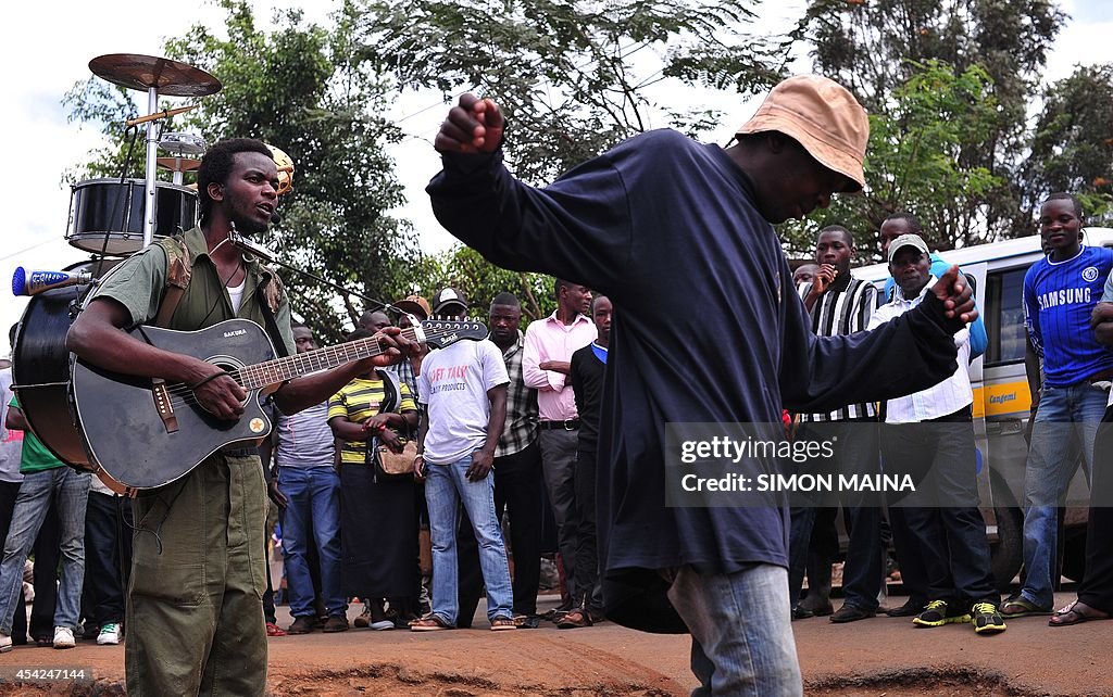 KENYA-DAILY LIFE-ONE MAN BAND