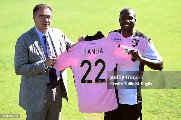 Souleymane Bamba poses with Andrea Cardinaletti, CEO of Palermo, during his presentation as new player of US Citta di Palermo at Tenente Carmelo...