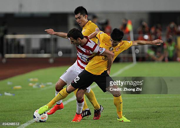 Labinot Haliti of Western Sydney Wanderers competes the ball with Zheng Zhi and Sun Xiang of Guangzhou Evergrande during the Asian Champions League...