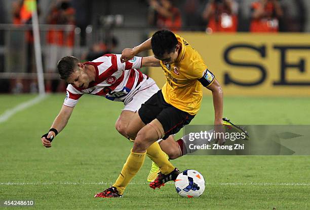 Shannon Cole of Western Sydney Wanderers competes the ball with Zheng Zhi of Guangzhou Evergrande during the Asian Champions League Quarter Final...