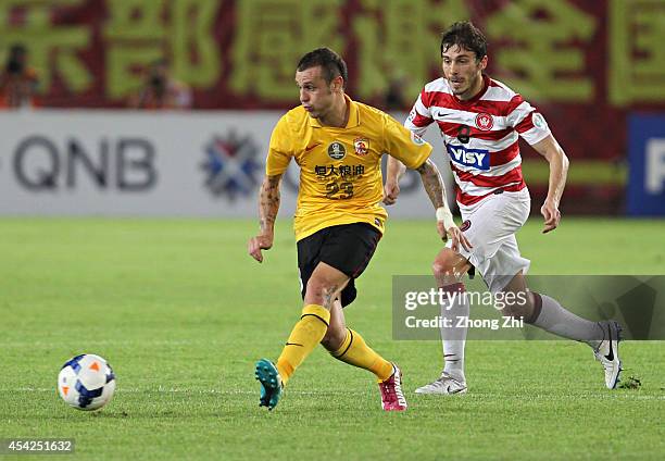 Alessandro Diamanti of Guangzhou Evergrande in action with Mateo Poljak of Western Sydney Wanderers during the Asian Champions League Quarter Final...