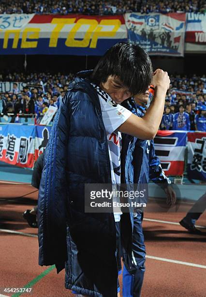 Shunsuke Nakamura of Yokohama F.Marinos sheds tears after the J.League match between Kawasaki Frontale and Yokohama F.Marinos at Todoroki Stadium on...