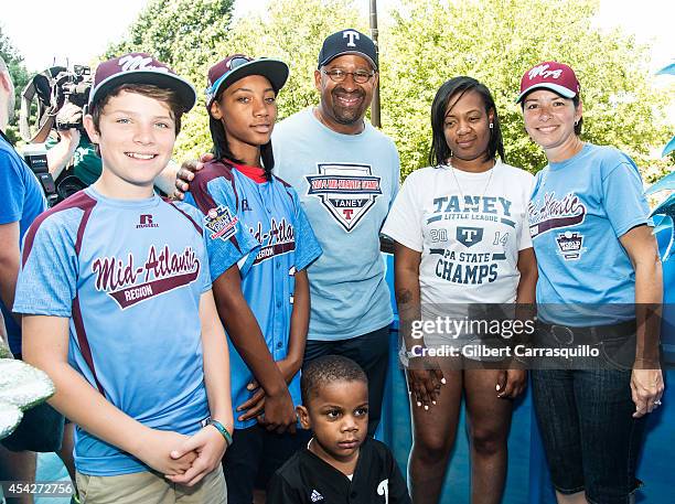 Pitcher Mo'ne Davis of Philadelphia Little League baseball team Taney Dragons , Philadelphia Mayor Michael Nutter and Mo'ne's mother Lakeisha McLean...