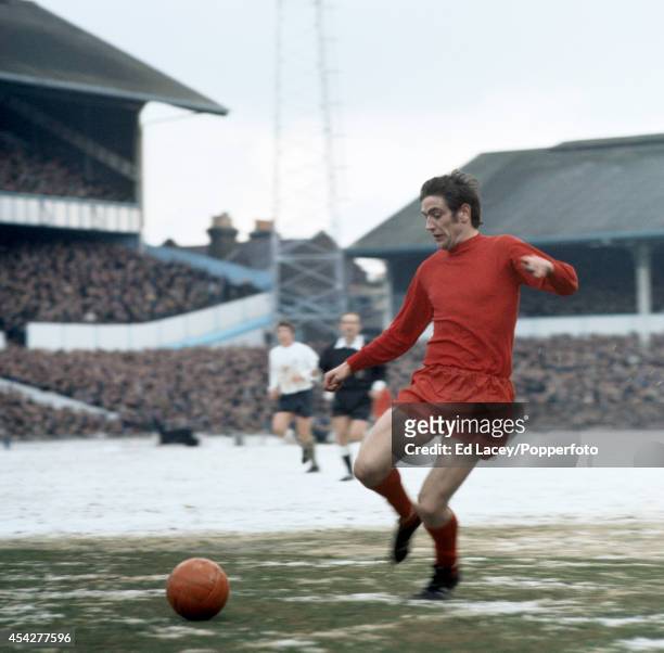 Norman Hunter in action on a snowy pitch for Leeds United against Tottenham Hotspur during their Division One football match at White Hart Lane in...