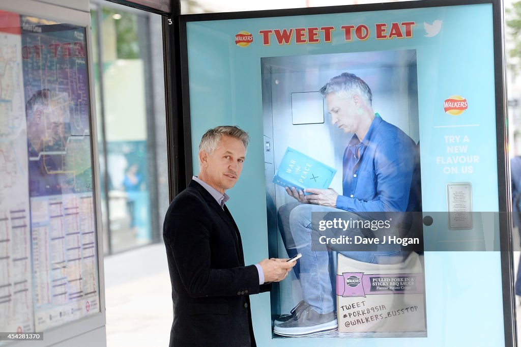 Gary Lineker Meets His Virtual Self At The UK's First Twitter Vending Machine For Walkers Do Us A Flavour