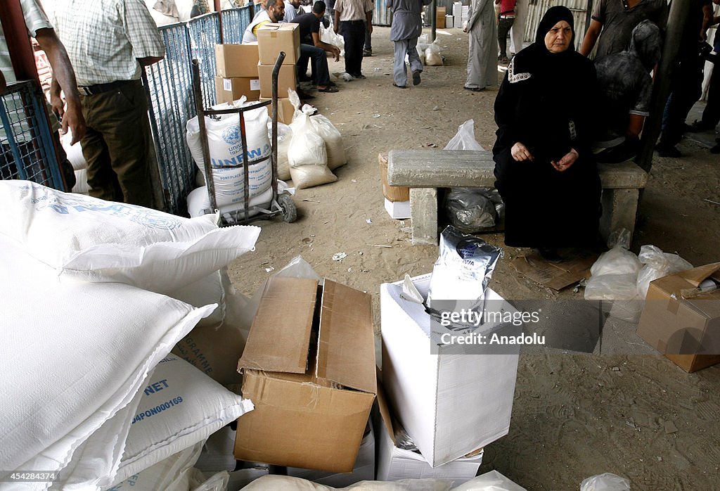 UNRWA distributes food to Gazans
