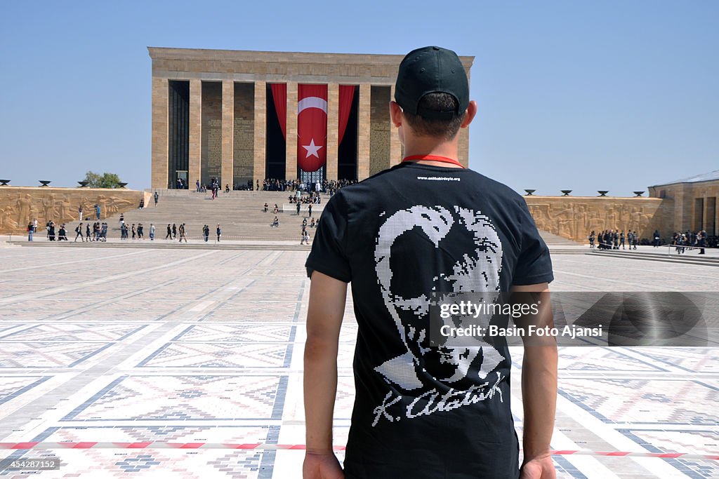 Thousands of people came together to form a giant Atatürk...