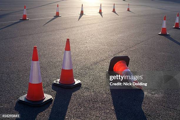 traffic cones - cone de trânsito imagens e fotografias de stock