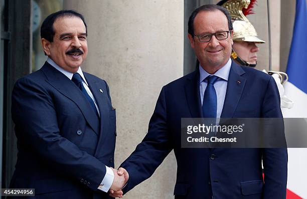 French President Francois Hollande welcomes Bahrain's King Hamad bin Isa al-Khalifa at the Elysee presidential Palace on August 28 in Paris, France.