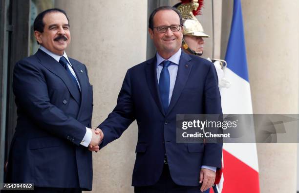 French President Francois Hollande welcomes Bahrain's King Hamad bin Isa al-Khalifa at the Elysee presidential Palace on August 28 in Paris, France.