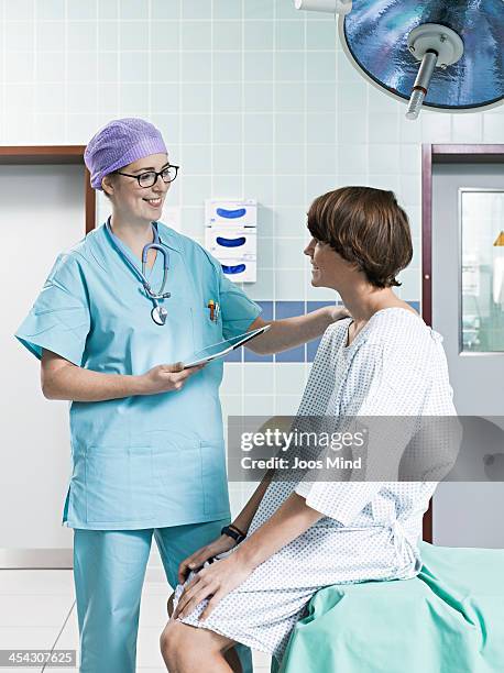 young boy receiving good news from surgeon - stretcher photos et images de collection