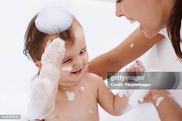 schaum-spaß! - mother and baby taking a bath stock-fotos und bilder