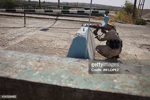 Member of the Kurdish Peshmerga forces monitors positions of Islamic State fighters during a battle to retake the eastern town of Jalawla, 130...