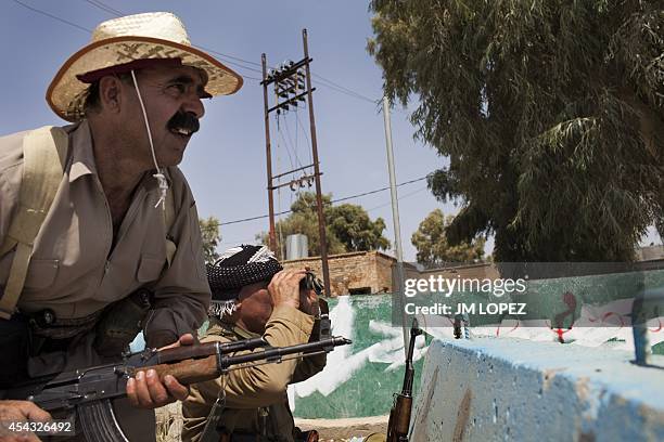 Kurdish Peshmerga forces monitor positions of Islamic State fighters during a battle to retake the eastern town of Jalawla, 130 kilometres northeast...