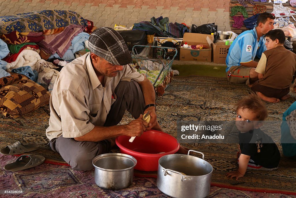 Iraqi Yezidis fleeing from IS assaults take shelter under bridge in Iraq's Dohuk city