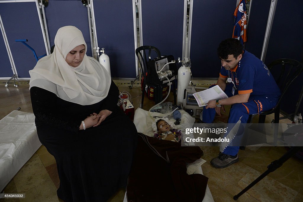 Turkish health team treat Palestinian child