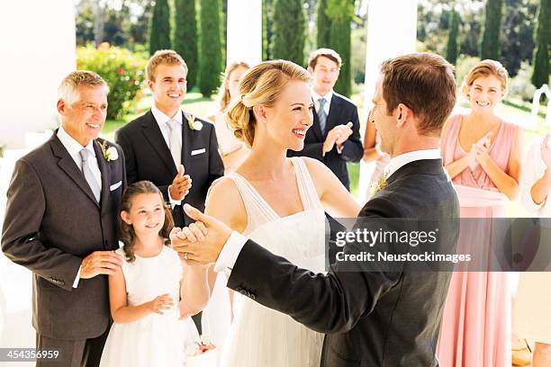 braut und bräutigam tanzen während der - wedding dance stock-fotos und bilder