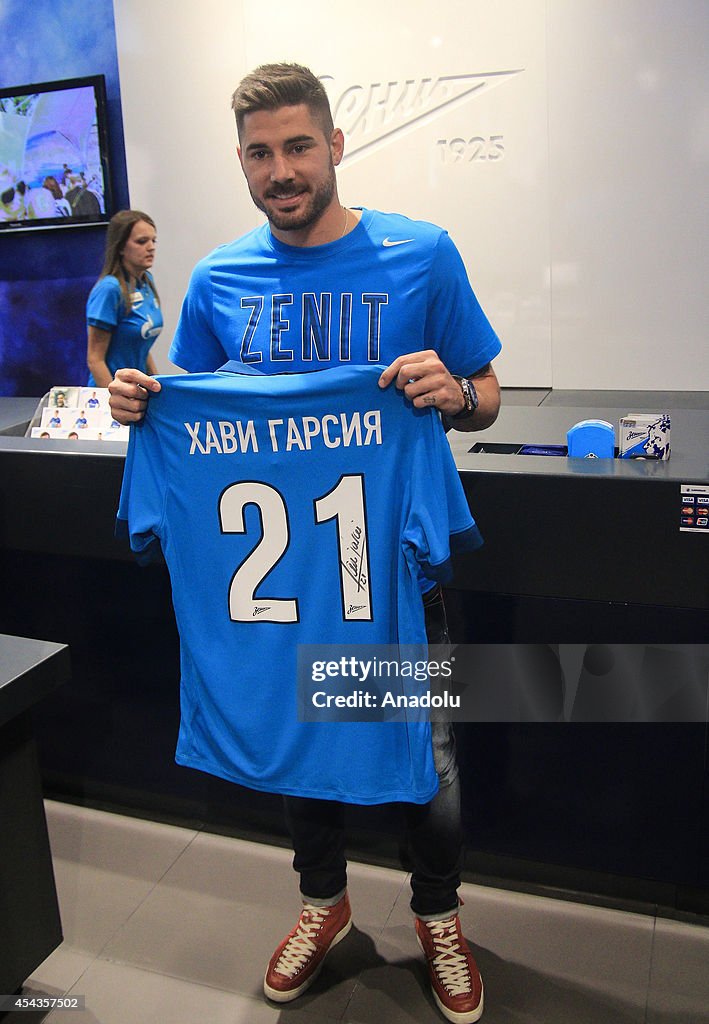 Zenit's Javi Garcia presents his T-shirt in Saint Petersburg