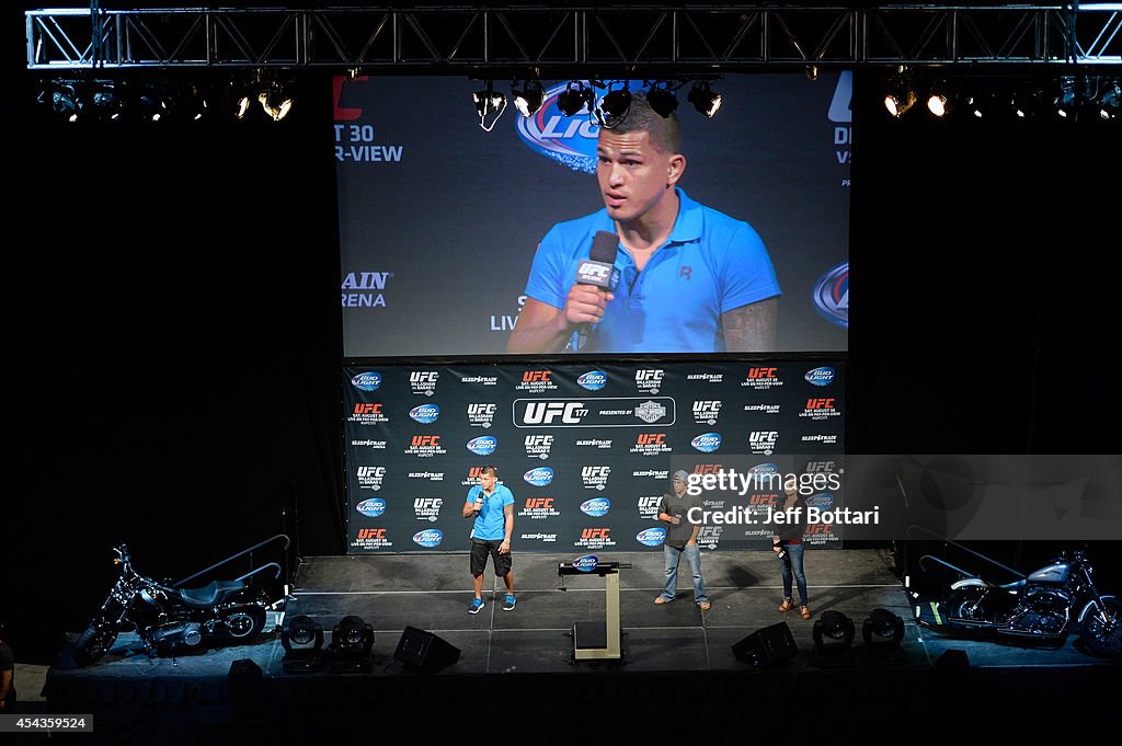 UFC 177 Weigh-in