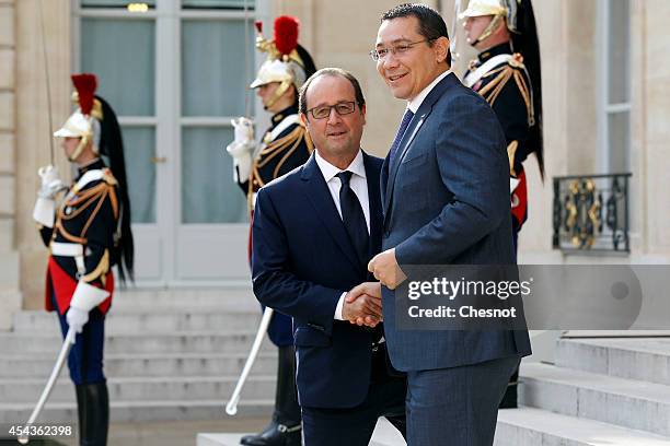 French president Francois Hollande welcomes Romanian Prime Minister Victor Ponta at the Elysee presidential palace on August 30, 2014 in Paris,...