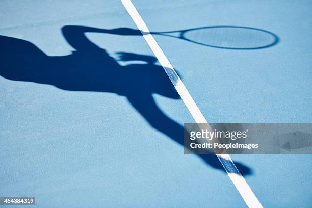 l'ombra di un vincitore - tennis shadow foto e immagini stock