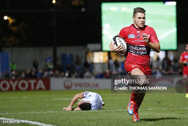 Toulon's Australian fullback James O'Connor runs to score a try during the French Top 14 rugby union match between Racing Metro 92 and RC Toulon on...