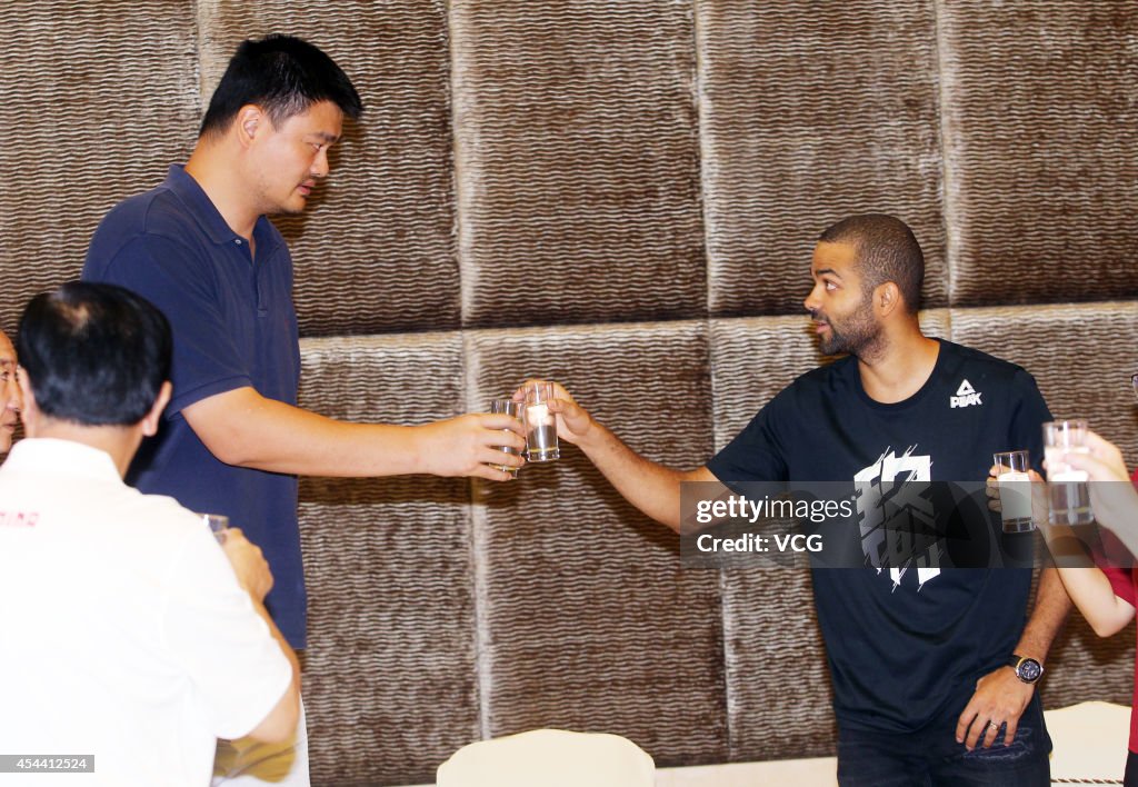 Tony Parker And Yao Ming Receive Portraits From Artist In Dongguan