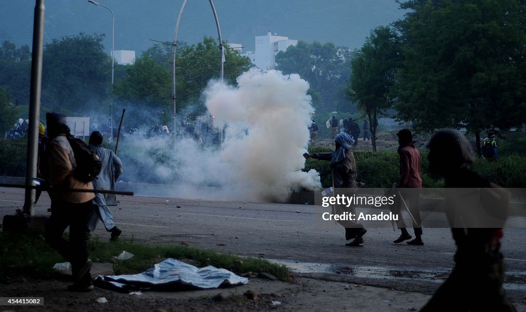 Pakistani protestors march towards the Red Zone in Islamabad