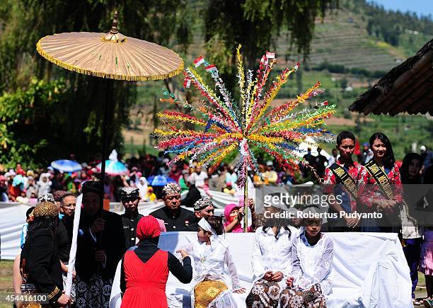 Young participants have their dreadlocked hair cut Jamasan ritual as part of Ruwatan Rambut Gimbal ceremony on August 31, 2014 in Dieng, Java,...