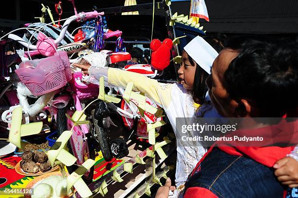 Dieng's dreadlock girl looks at the Ruwatan Rambut Gimbal offerings during the Dieng Cultural Festival 2014 on August 31, 2014 in Dieng, Java,...