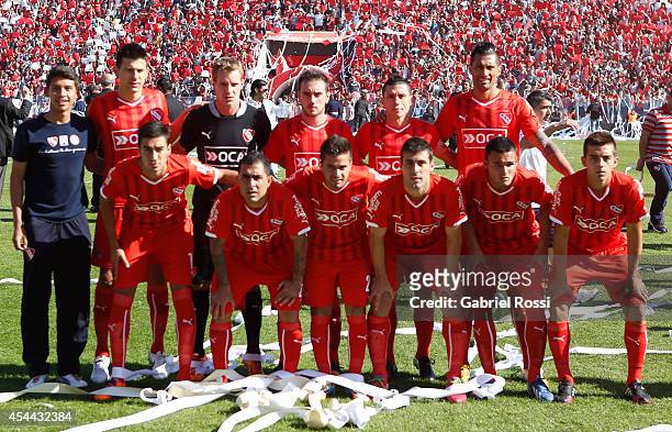 Players of Independiente pose for a photo prior a match between Independiente and Racing as part of fifth round of Torneo de Transicion 2014 at...