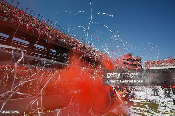 Fans of Independiente cheer for their team prior a match between Independiente and Racing as part of fifth round of Torneo de Transicion 2014 at...