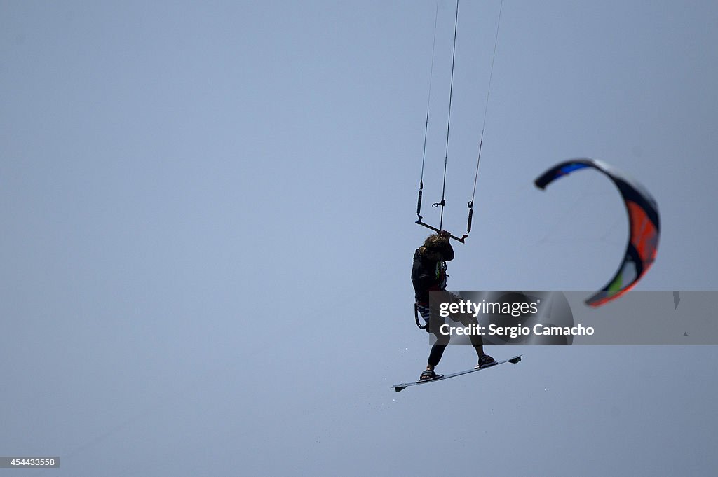 Kite Surfers Attempt Guinness World Record At Tarifa