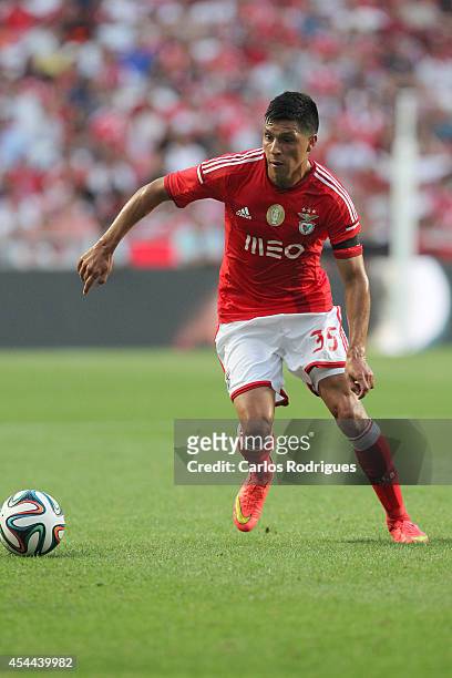 Benfica's midfielder Enzo Perez during the Primeira Liga match between SL Benfica and Sporting CP at Estadio da Luz on August 31, 2014 in Lisbon,...