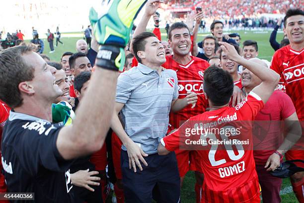 Players of Independiente celebrate after winning a match between Independiente and Racing as part of fifth round of Torneo de Transicion 2014 at...