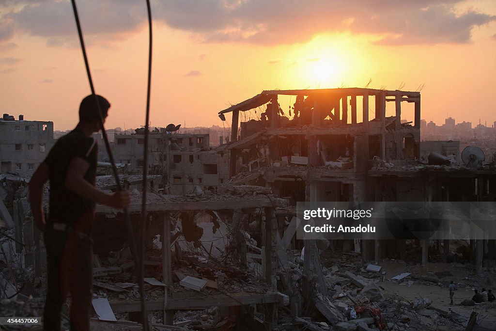 Palestinians return their homes during ceasefire in Gaza's al-Shaaf neighborhood