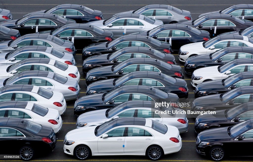 Car loading in the overseas port of Bremerhaven. Mercedes cars on a... Fotografía de noticias - Getty Images