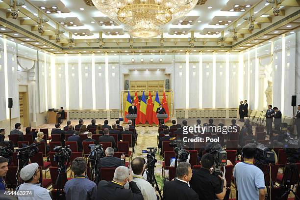 Chinese Premier Li Keqiang , attends a joint press conference with Romanian Prime Minister Victor Ponta at the Great Hall of the People on September...