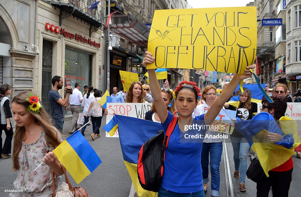 Ukrainian women in Istanbul stage protest at building consulate general of Russia